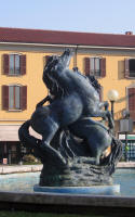 Melzo Piazza Vittorio Emanuele  - la fontana con "i cavalli"  di Aligi Sassu